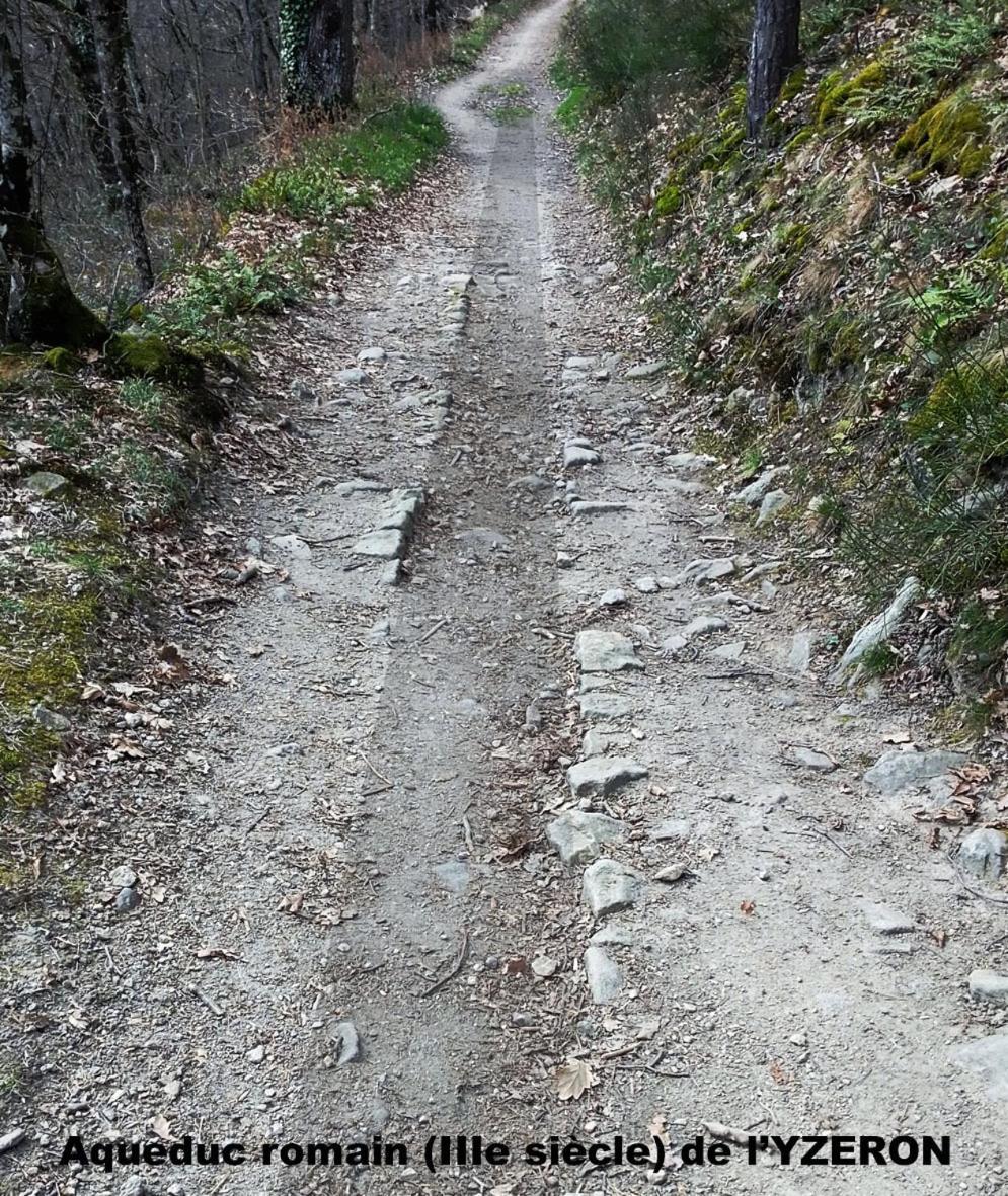 Gites Des Esselards Yzeron Kültér fotó